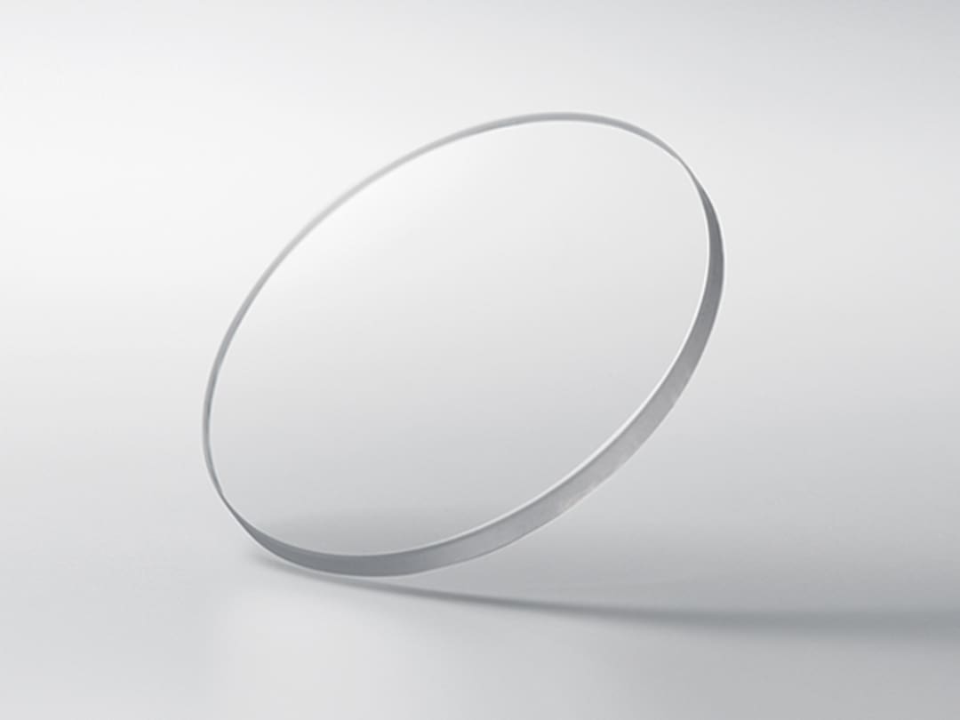 Scratch-resistant, highly transparent sapphire crystal with an anti-reflective coating