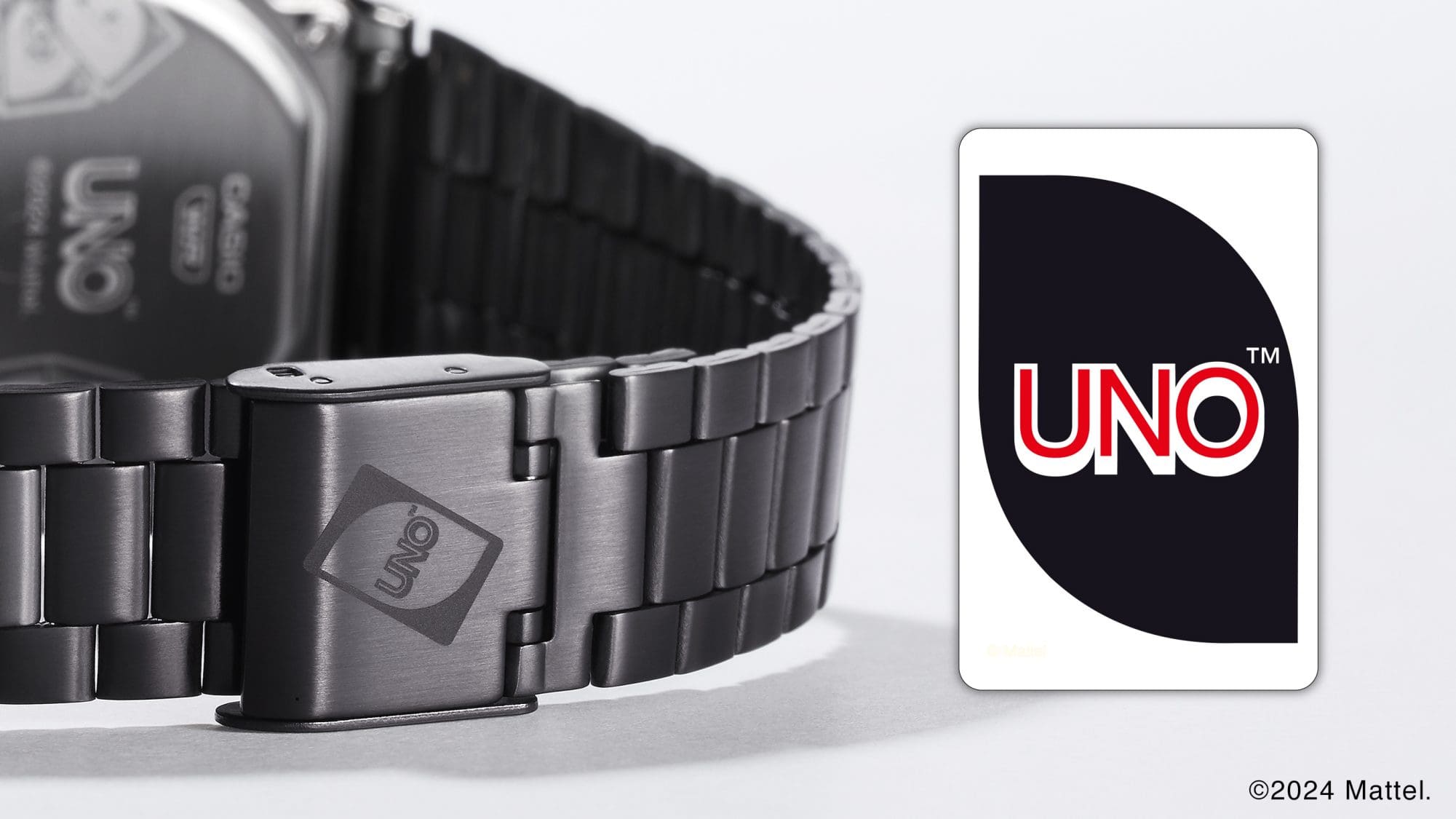 Band buckle engraved in UNO™ card pattern