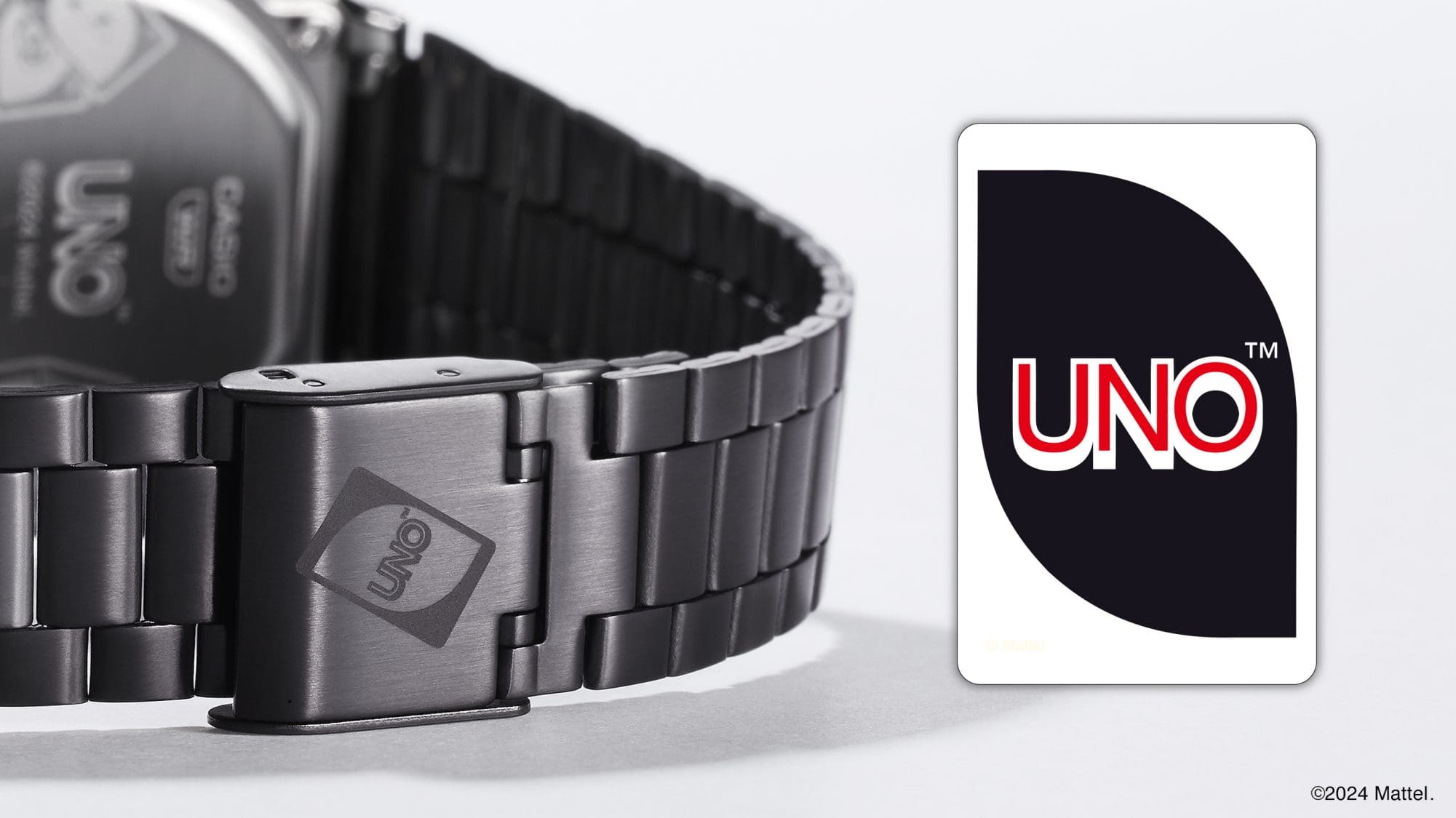 Band buckle engraved in UNO™ card pattern